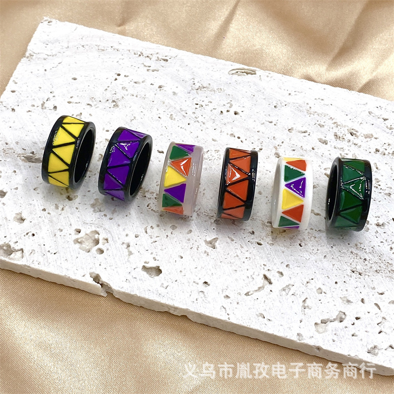 Nuevo diseño de moda de verano transfronterizo triángulo de viento color de goteo de resina acrílica anillo anillo