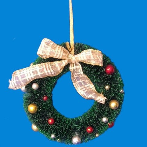 La fábrica sirve directamente para esparcir polvo, coronas navideñas, mariposas, puertas de cuentas pintadas, colgantes de decoración navideña para el hogar en las tiendas del Centro comercial.