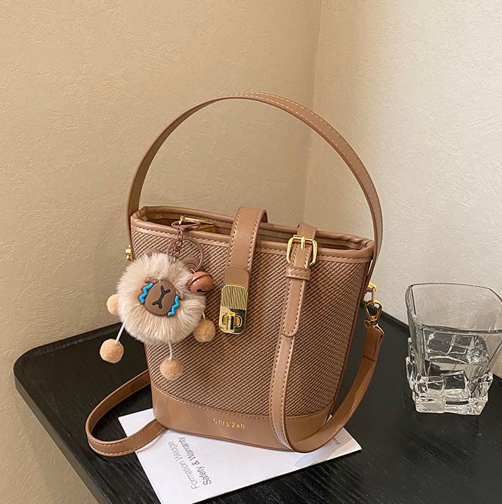 Bolso de mano de moda extranjera para mujeres 2025 nuevo bolso de cubo de agua super caliente transfronterizo nicho de diseño de alta sensación bolso de hombro