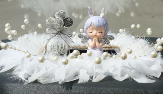 adornos de automóviles blancos grandes plumas almohadilla antideslizante amor almohadilla de cuentas diosa adornos de automóviles regalos de vello corto
