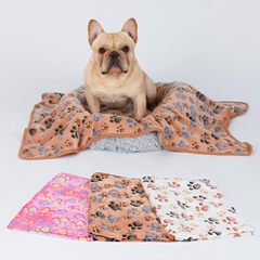 スポット卸売クロスボーダーペットブランケット、オールシーズンユニバーサル猫と犬のブランケット、厚みのあるフランネルの足跡用品、ペットマット