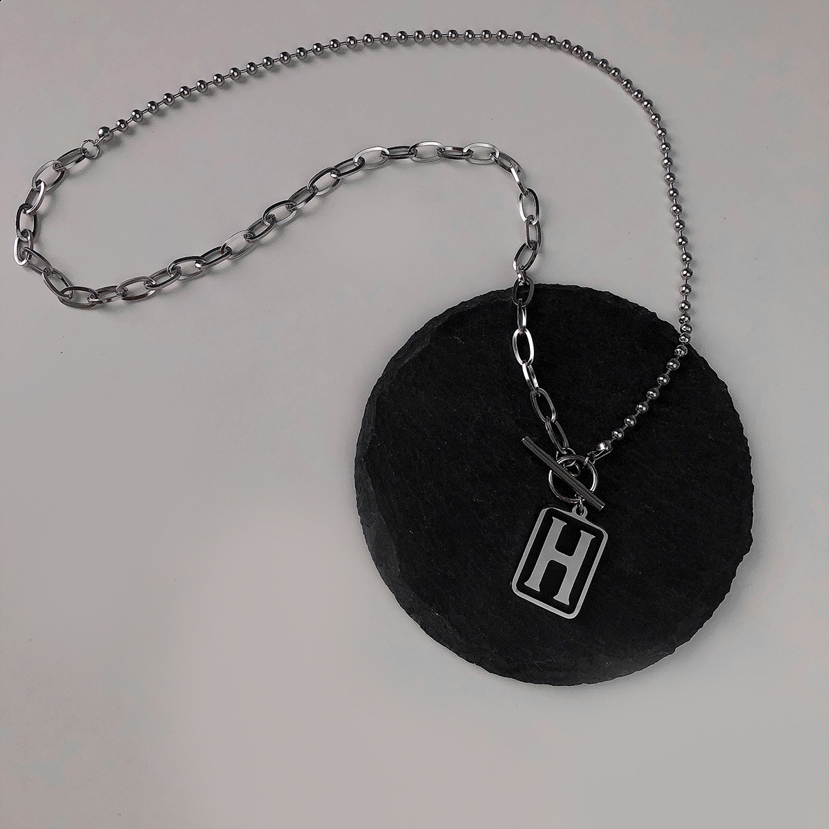 Retro Necklace Female Niche Letter H Pendent Titanium Steel Necklace Wholesale display picture 4