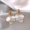 Золотистые серьги‑гвоздики в форме ракушечных лепестков (серебряный штифт)