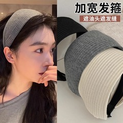 ニットの広いカチューシャのレトロ感のある質感のシンプルなカチューシャ