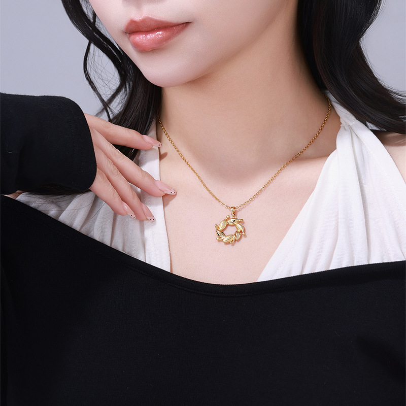 Xuping estilo ligero de lujo nicho de diseño de guirnaldas huecadas colgante simple de alto nivel de imitación de oro collares al por mayor