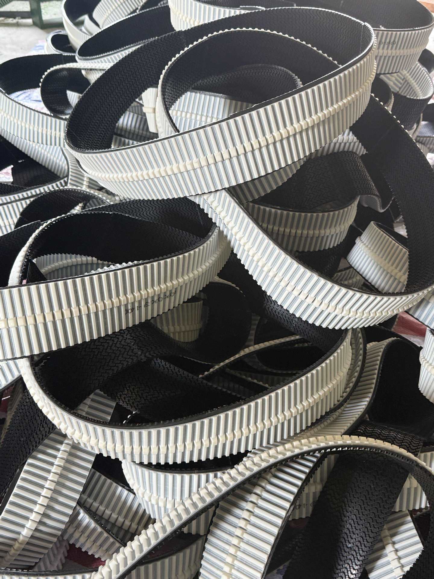 仁洁光伏清洗机器人履带防打滑履带耐磨性强仁洁