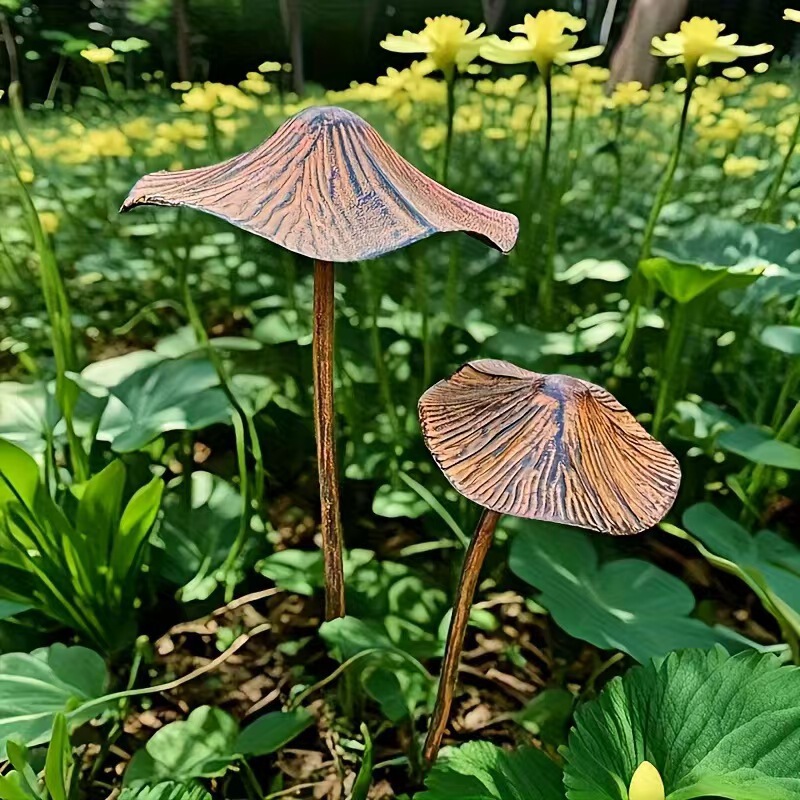 クロスボーダーのメタルレトロな茶色のキノコの形をした屋外の地面の装飾は、庭の緑の植物の鉢植えに使用できます。|undefined
