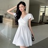 V-neck flying sleeves with large hem， waist cinching and bottom lining dress