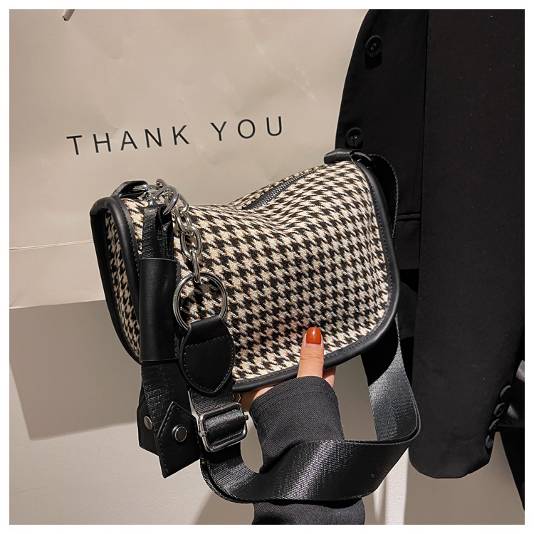 Commuter shoulder messenger bag niche design bag female fashionable popular all match small square bag_voghion.com