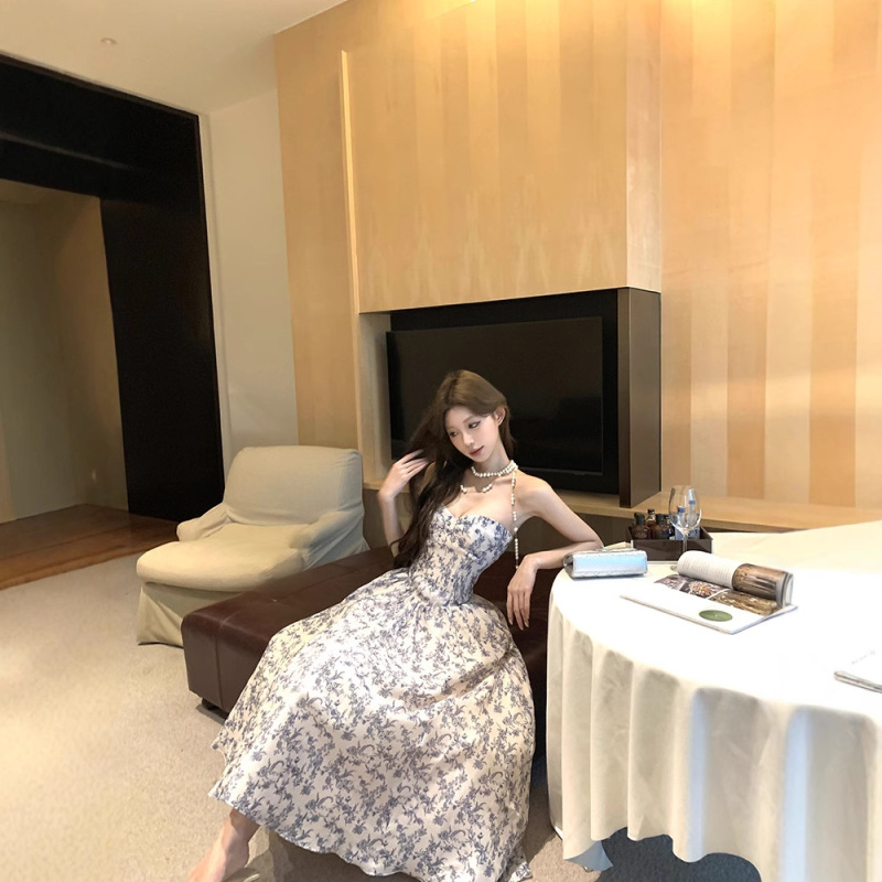青花磁器の砕花の胸のワンピース女性の夏の肩は腰のスカートの気質の中の長いa字の大きいスカートを収めます。|undefined
