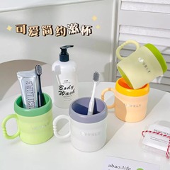 単層うがいのコップを厚くして、陶磁器の歯ブラシのコップに似せます。