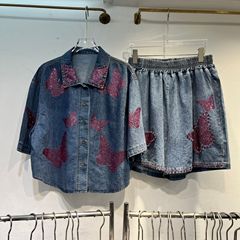 ヨーロッパ駅2025夏服の新型重工は大きな蝶のデニムのシャツをくっつけてゆったりしています。