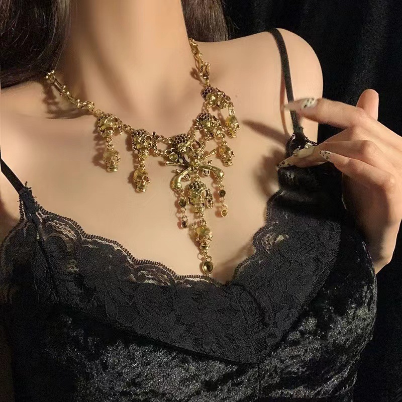 Collana con teschio retrò euro-americano scuro, gioielli con diamanti in stile gotico di Halloween, catena punk per clavicola_voghion.com