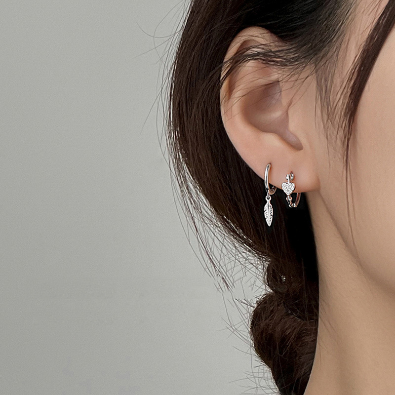 Fashionable asymmetrical earrings with zircon heart shaped