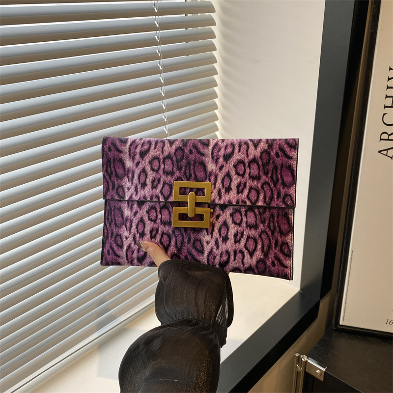 Bolsa de moda de estilo extranjero estampada simple sobre de moda 2024 nuevo color de contraste para la personalidad de la dama de la cena bolsa de mano