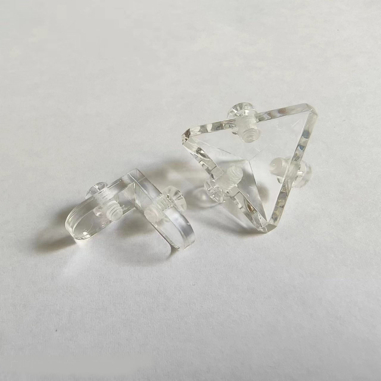 厂家亚克力有机玻璃板盒子固定扣拆卸盒紧固实用透明三角L型角码