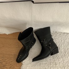 DAPAISHOW复古小众柳钉尖头粗跟皮带扣西部牛仔靴V口显瘦短靴女