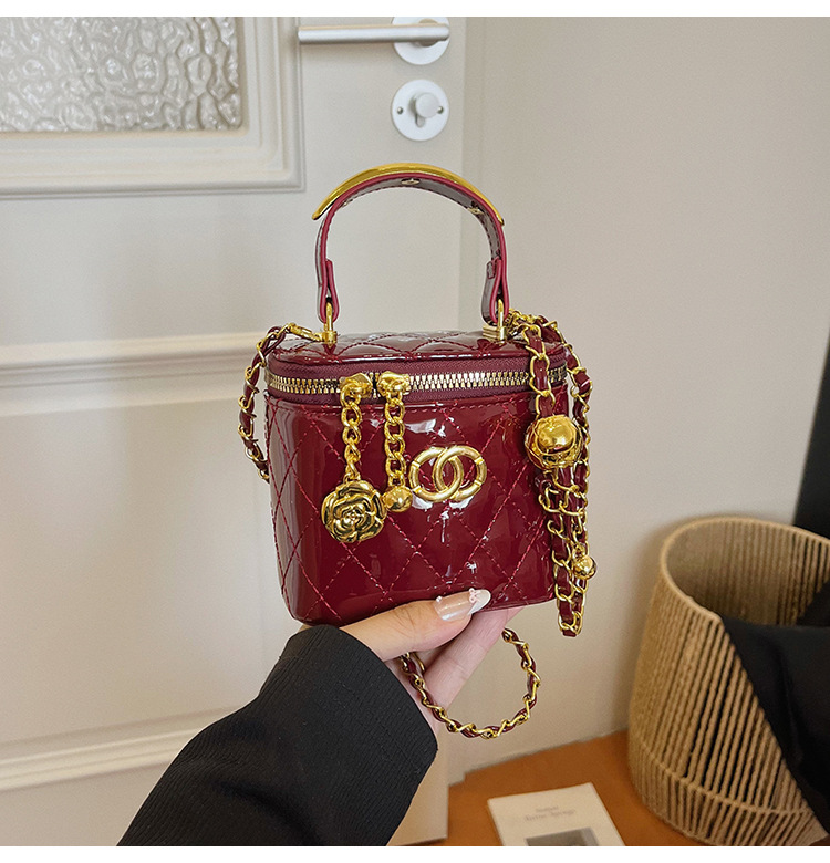 Bolso de mujer caja de mano de verano bolso pequeño 2026 nuevo estilo de alto nivel sensación pequeña fragancia estilo diamante cadena mochila
