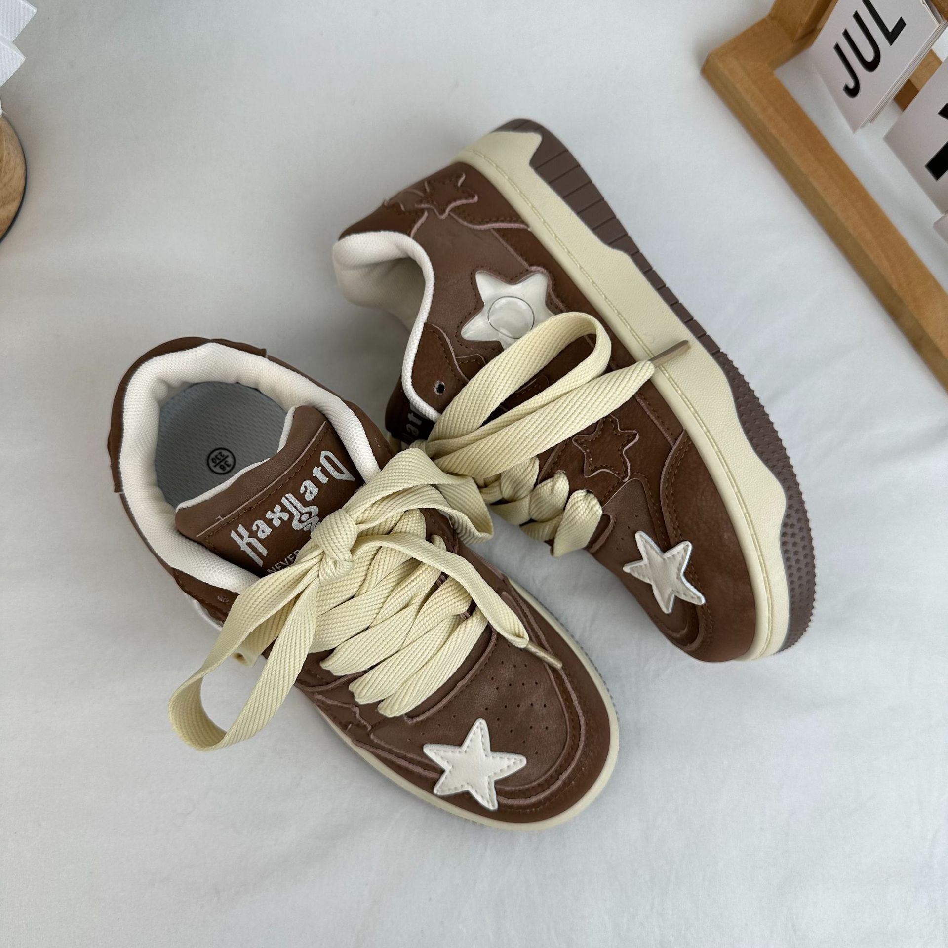 Zapatillas de plataforma baja estudiante 2024 nuevos zapatos de lona estrella versión coreana de zapatos casuales de todo fósforo para mujeres