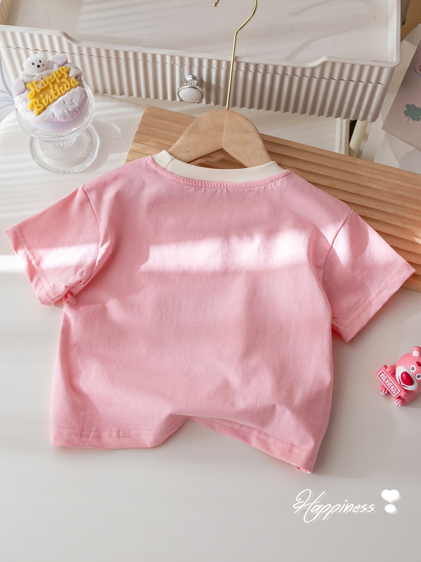 女の子の夏の半袖のtシャツのかわいい漫画のプリントの立体の人形の半袖のベストの赤ちゃんの洋気は色の上着にぶつかります。