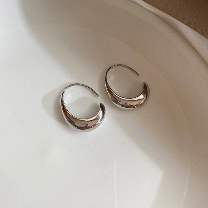 Europa y los Estados Unidos irregulares pendientes en forma de C instiles estilo de moda simple pernos de orejas femeninos versátiles de alta calidad ligeros pernos de orejas de lujo