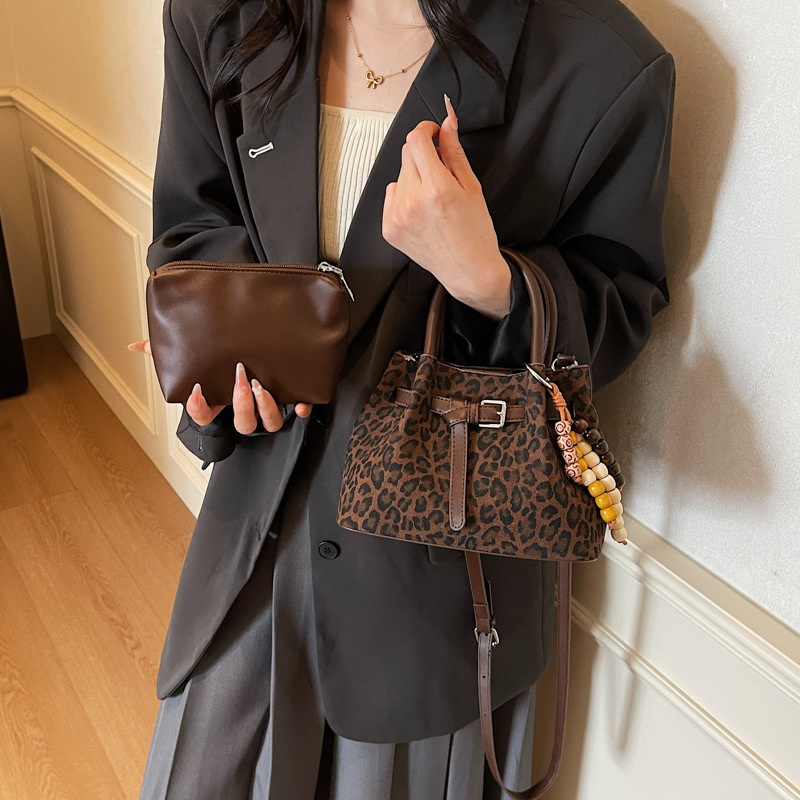 Otoño y invierno retro leopardo bolso de cubo 2025 sensación de alta calidad de mujer de cuero de seda de viaje multicasable bolso de mano casual