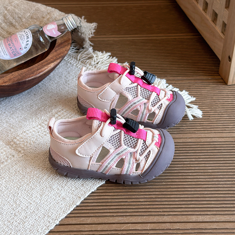 Niños Baotou sandalias de verano 2026 nuevas chicas de moda versátil zapatos de retroceso al aire libre zapatos casuales suaves zapatos individuales