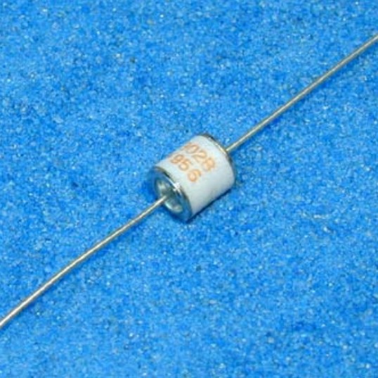 Y-302B（3KV/5KA） 陶瓷二级放电管 Y-402B(4KV/1KA) 8X8mm