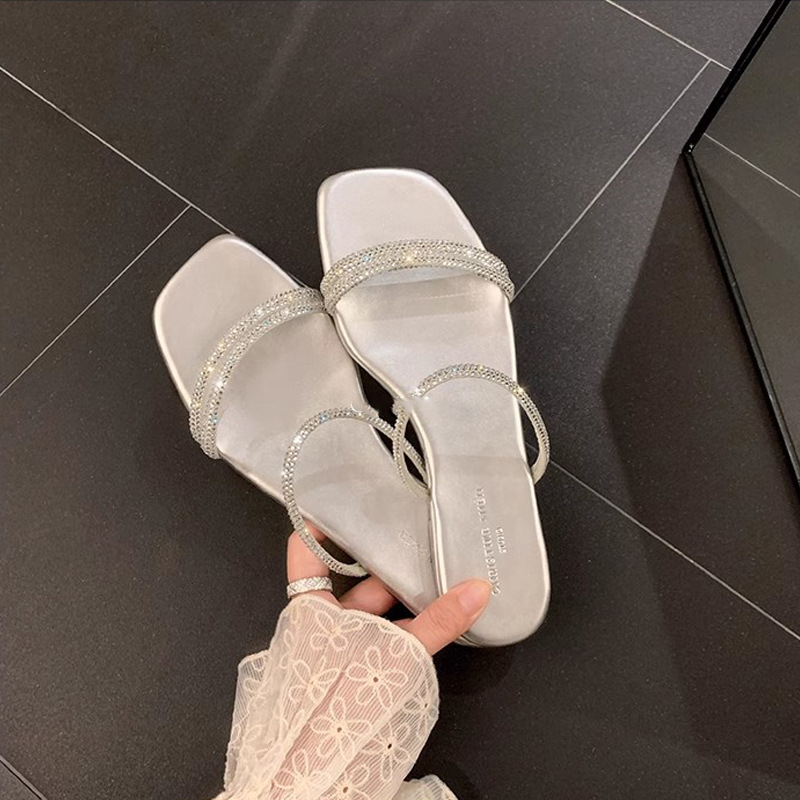 Su Yinyin mismo estilo ~ Silver Star Broken Flash Verano cabeza cuadrada Rhinestone con pantuflas planas Sandalias femeninas para verano