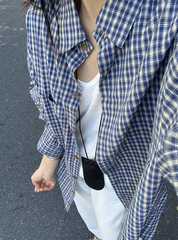 韓国系の青い白い格子のシャツのコートの女性の秋の怠惰な風のシャツのゆったりしたカジュアルな外はカーディガンの上着を掛けます。
