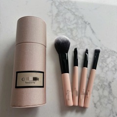 国境を越えた美化粧プレゼント化粧ブラシバケツセットには、4つの美化粧ツール頬紅ブラシアイシャドーブラシがついています