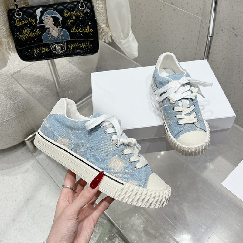 Baskets femme en denim avec finition usée et laçage décontracté_voghion.com