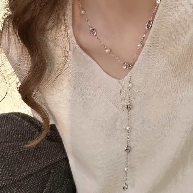 Long necklace from pearl
