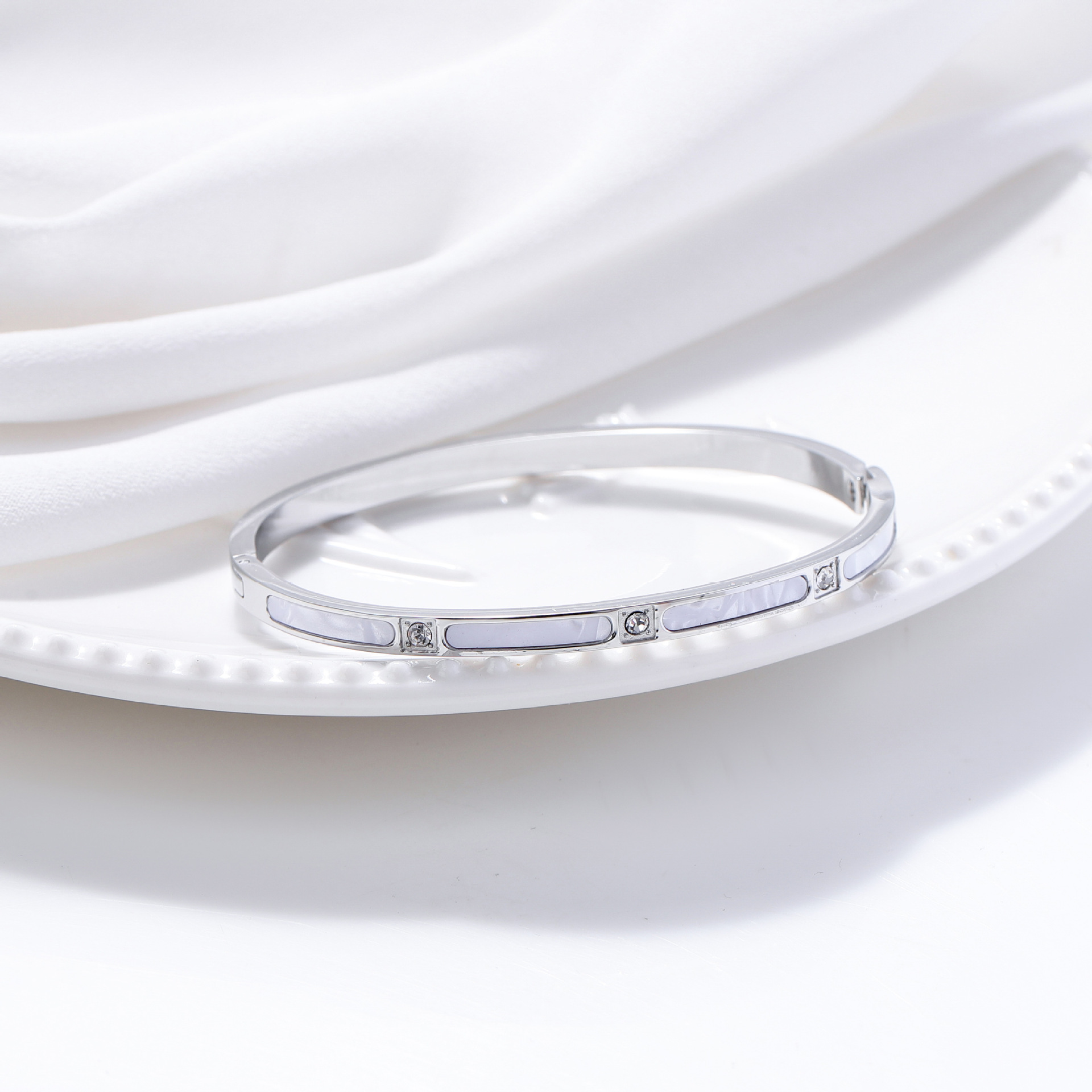 Pulsera de titanio y acero para mujer, diseño moderno y sencillo, pulsera de lujo que no se desvanece, venta al por mayor en stock.