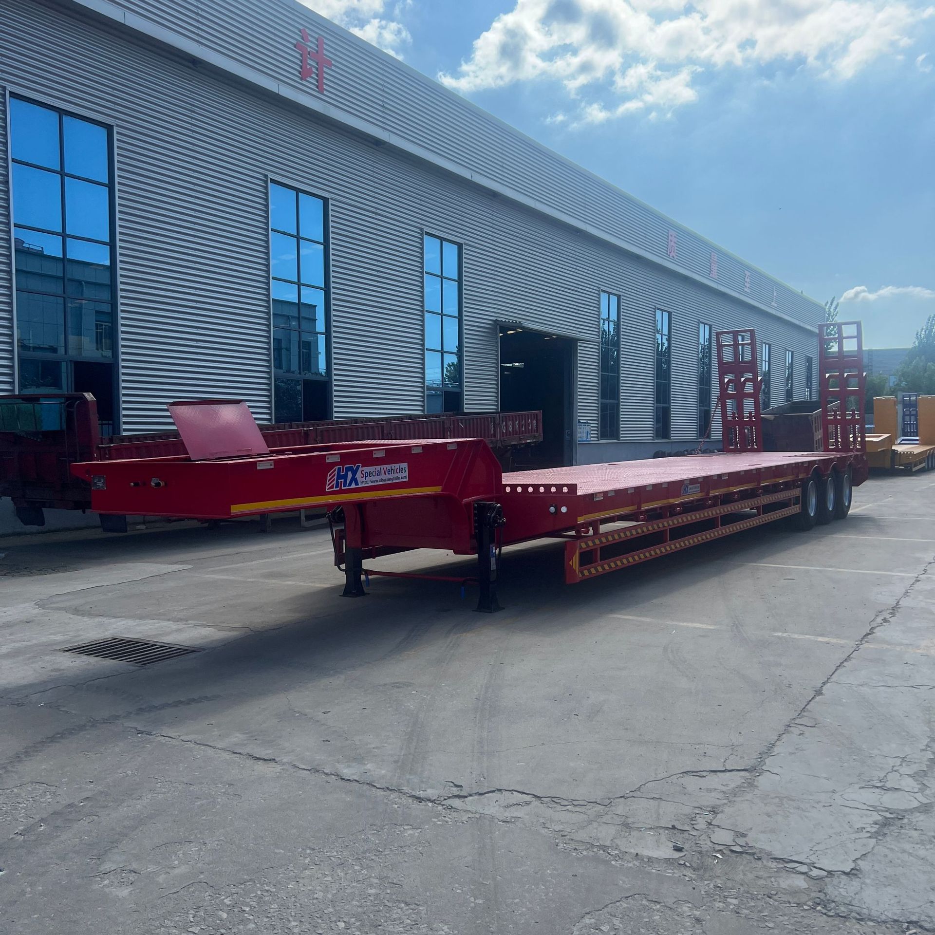 Source Factory Supplies Wholesale Heavy-Duty Low-Bed Engineering Machinery Trailers and Semi-Trailers to Southeast Asia, Middle East, and Africa