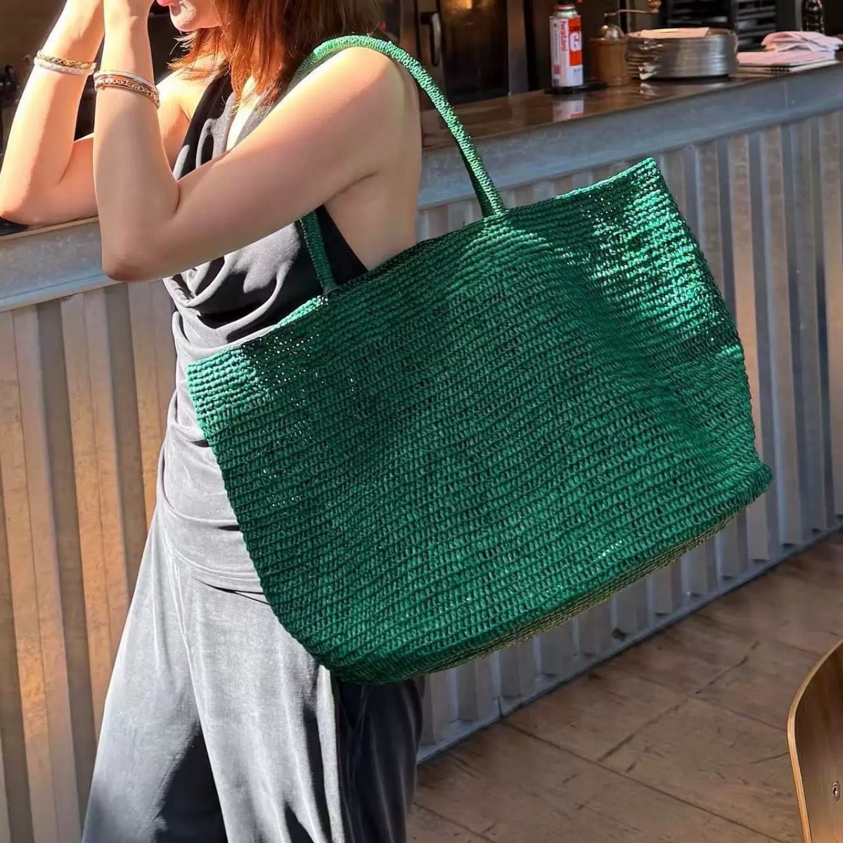 Green quality woven capacious straw one-shoulder bag