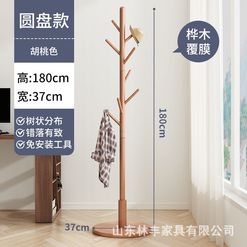 木の服のハンガーが床に落ちています。|undefined