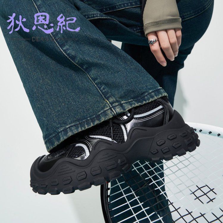 Zapatos de papá 2025 nuevos zapatos de punta grande de malla de primavera y verano para mujer, transpirables, delgados y feos, plataforma deportiva, zapatos blancos de aumento