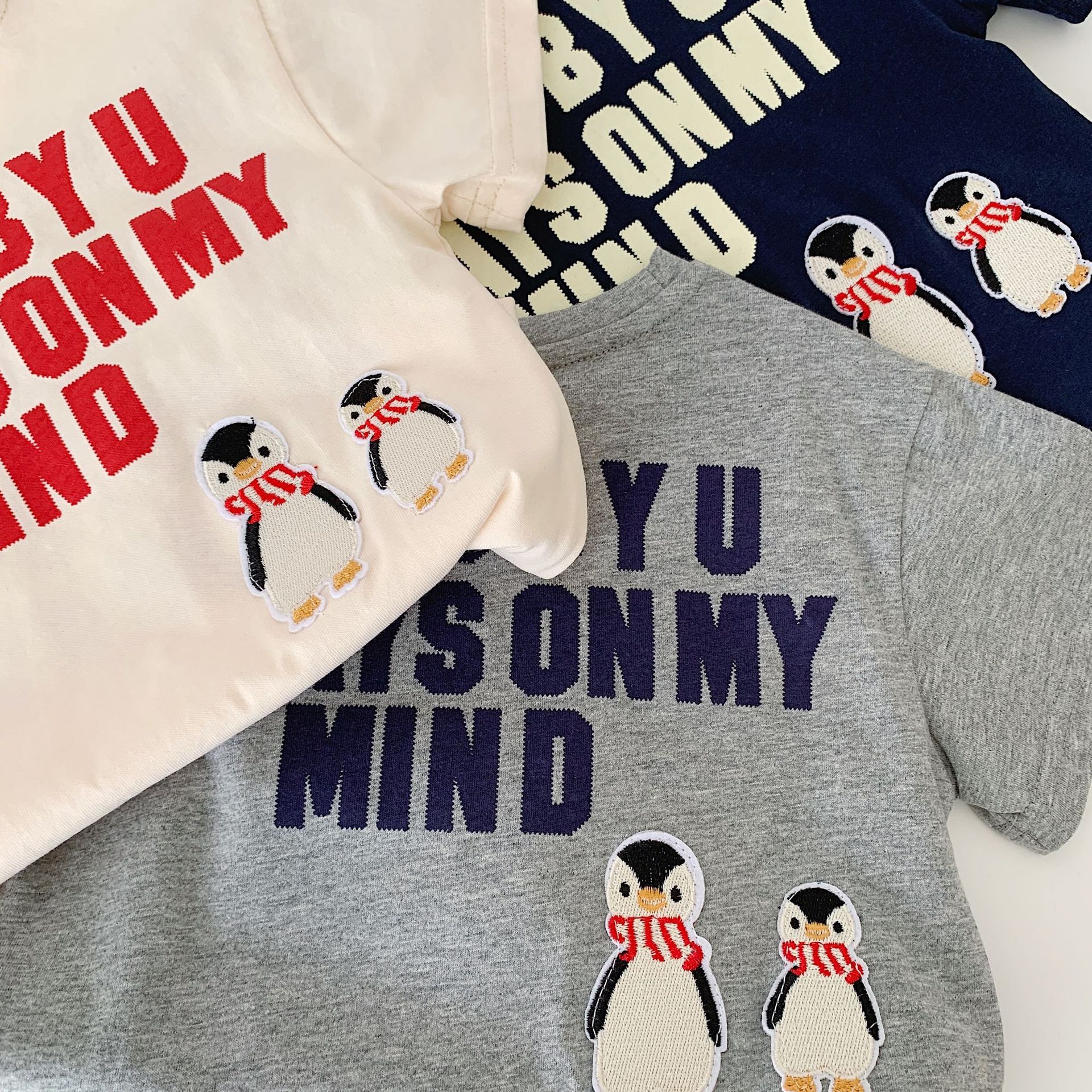 Camiseta de manga corta de verano para niños Maibao 2025 nuevo suéter de letras de dibujos animados para niños y niñas Huzhou Zhili ropa para niños a