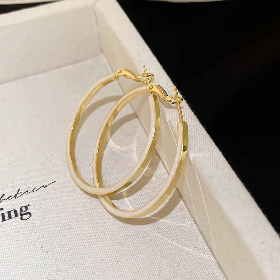 Pendientes geométricos de anillo simple de nuevo estilo transfronterizo de aguja de plata, sentido de diseño, pendientes de lujo simples y ligeros, pendientes de sentido de alta gama de moda al por mayor