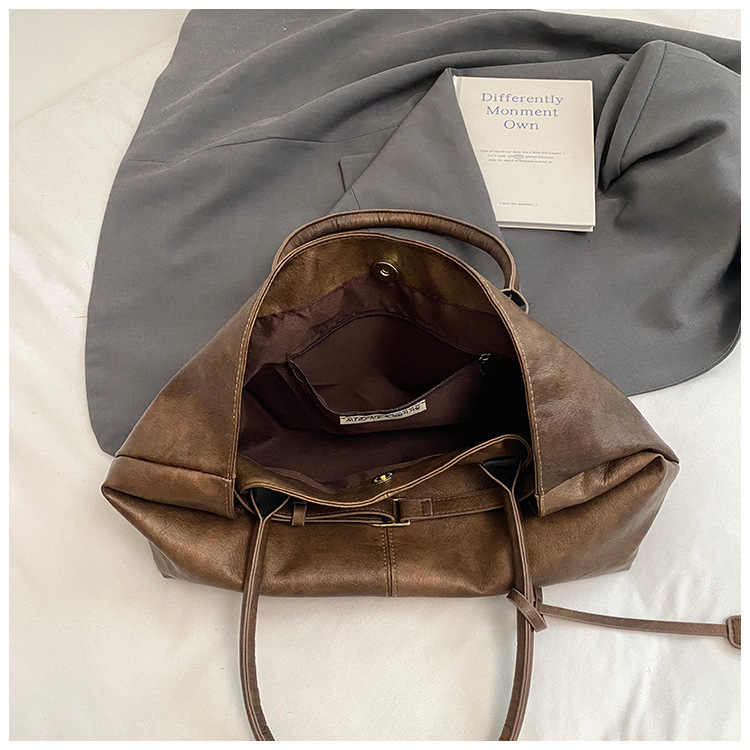 The laid-back style large-capacity underarm tote bag for women in 2025, with a lock, is fashionable and versatile. It's a trendy single-shoulder bag for commuting undefined