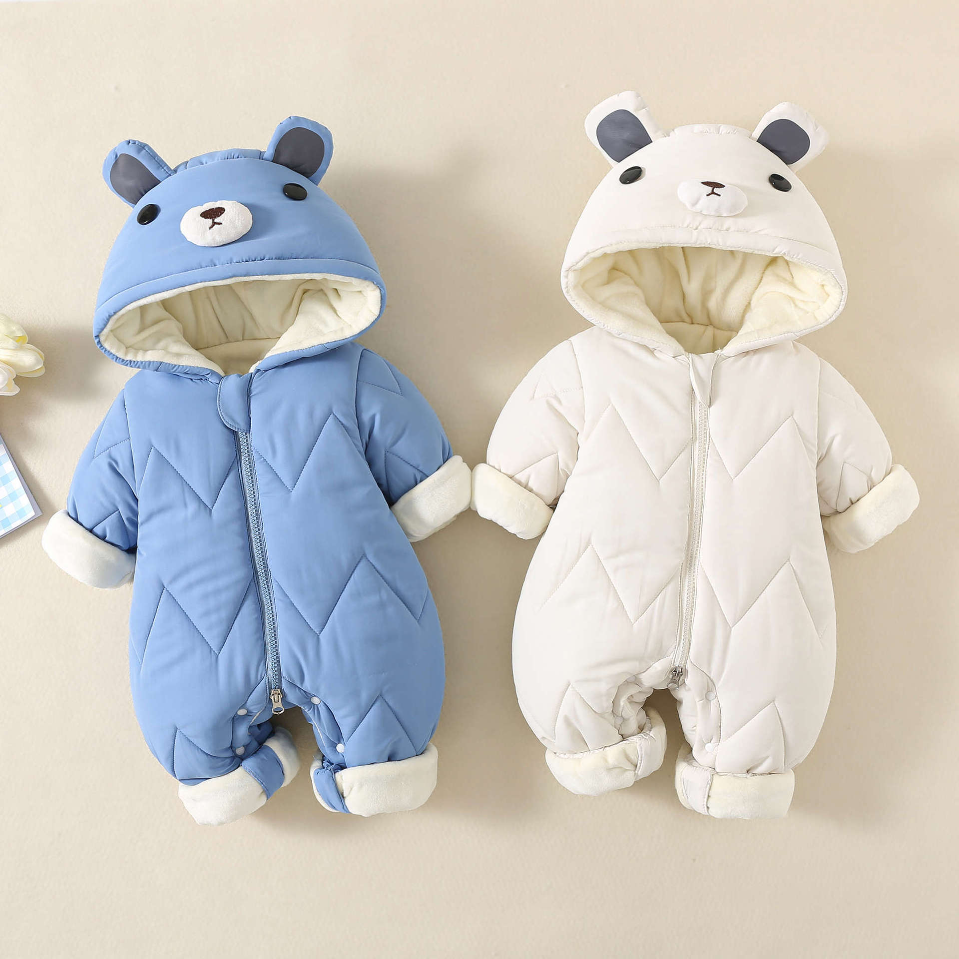 Otoño e invierno para hombres y mujeres bebé lindo traje de escalada con capucha grueso invierno más terciopelo bebé versión coreana del mameluco cálido