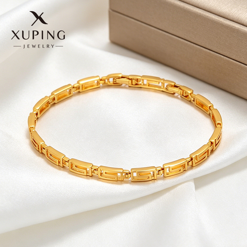 Xuping Europa y los Estados Unidos transfronterizos geométricos pulsera de hebilla cuadrada aleación de cobre chapado 24k oro imitación de lujo ligero joyas de mano