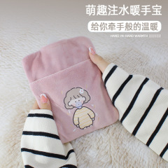 かわいいぬいぐるみの湯たんぽに水を入れてお腹の小さいサイズの湯たんぽに水を入れて手を温めることができます。