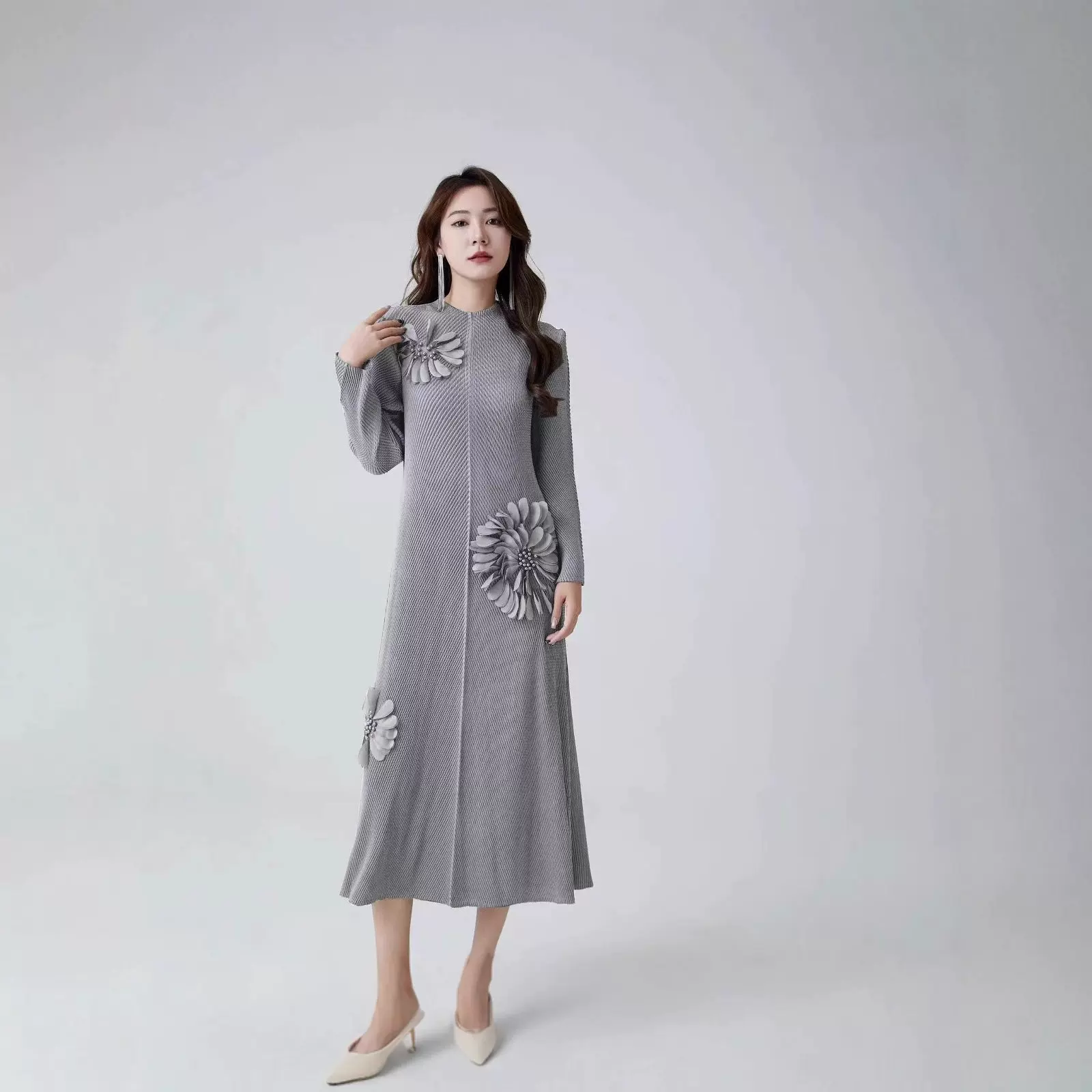 三宅褶皱连衣裙立体花朵装饰长袖圆领鱼鳞褶长裙大码宽松气质裙