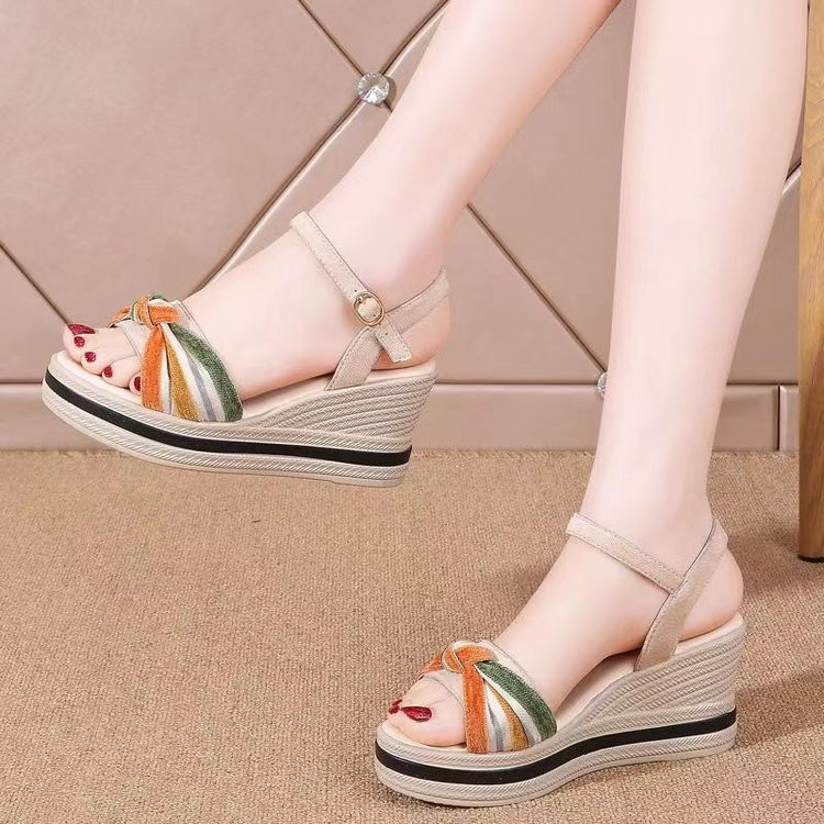 Cuero suave casual versátil nuevo estilo de verano muffins zapatos de altura antideslizante desgaste sandalias de moda para mujeres