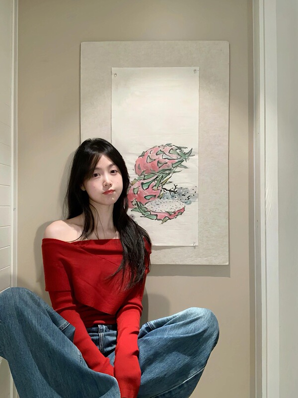 French Red Retro One-Shoulder Knitwear for Women 2025 New Autum Style Unique and Beautiful Off-Shoulder Top