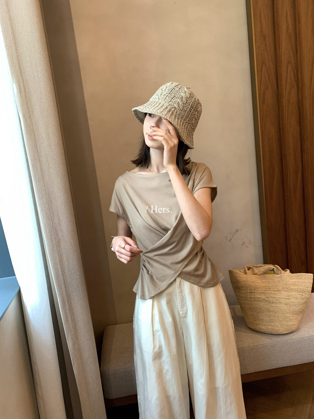 Áo thun nữ tay ngắn cổ tròn phong cách Hàn Quốc, thiết kế lưng xẻ khoét lệch — màu đen, Xám khói, trắng ngà, màu hồng chi tiết 33