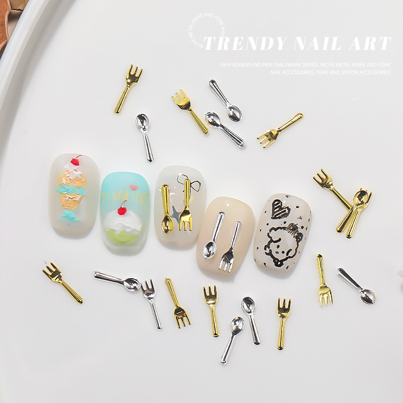 Nueva serie coreana de mini cubiertos nicho cuchillo y tenedor de metal joyas de manicura tenedor y cuchara accesorios al por mayor