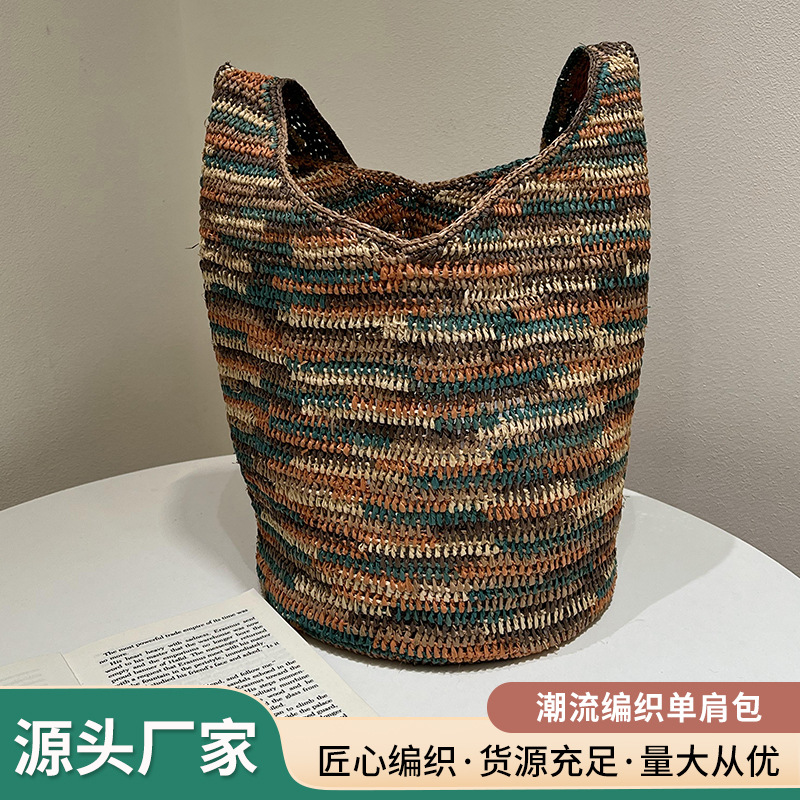 现货供应纸草单肩水桶草包彩色混编织包女士大容量实用颜值包包